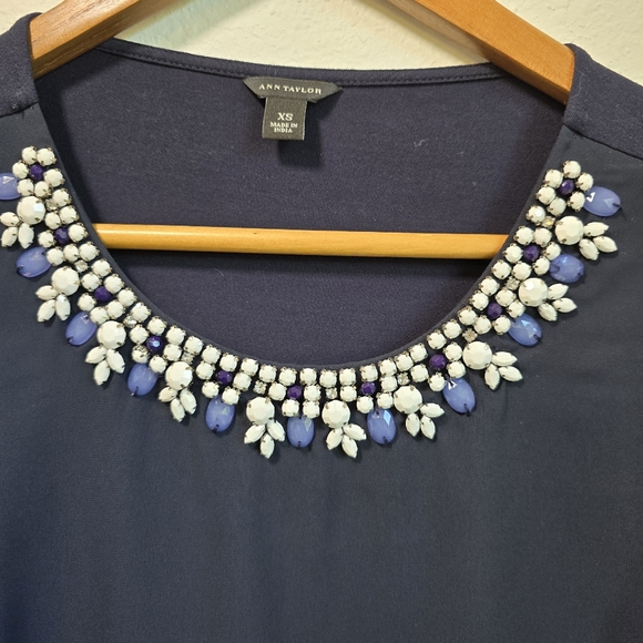 EUC Ann Taylor Navy Sleeveless Top with Beaded Neckline XS - Picture 4 of 9